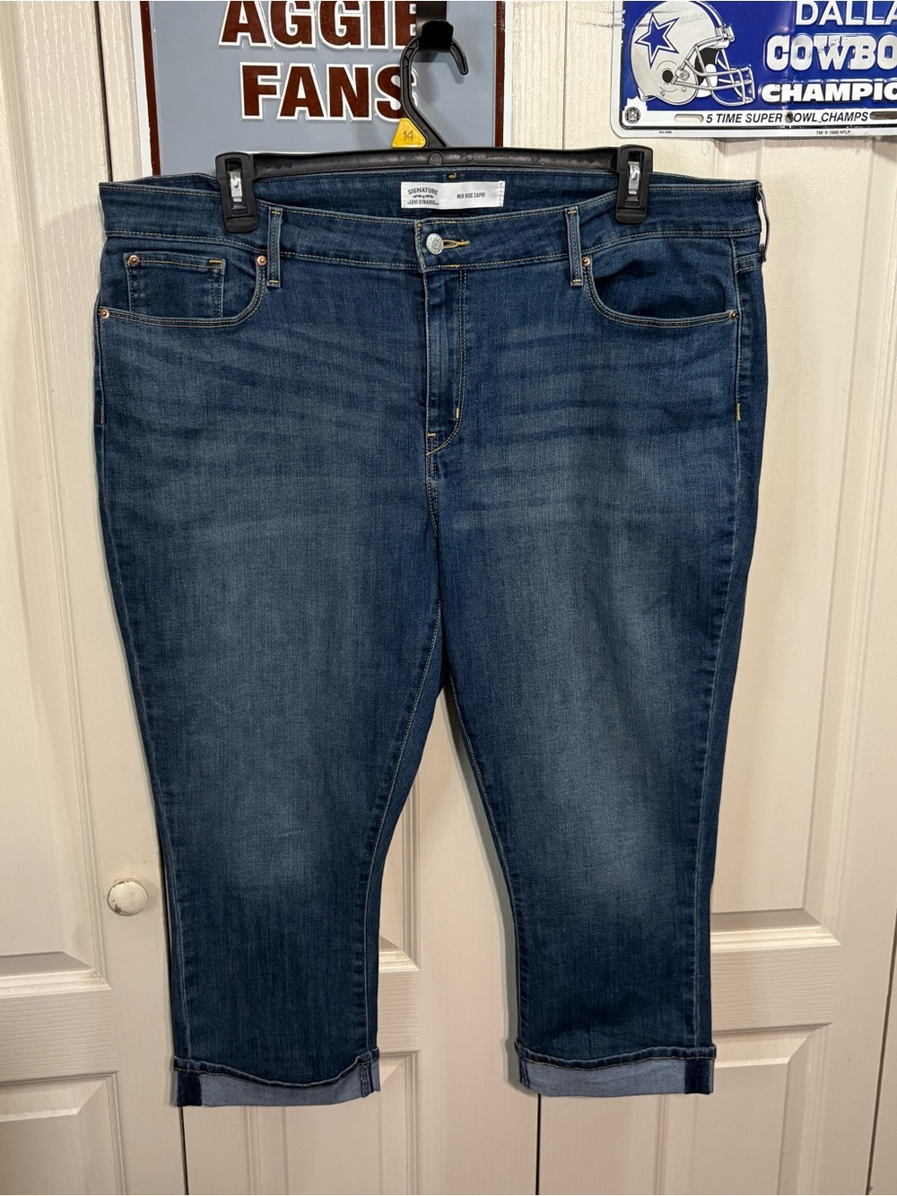 Levistrauss Dark Wash Cropped Jeans